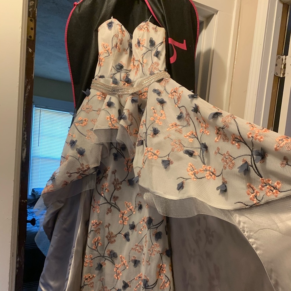Prom dress - Picture 2 of 4